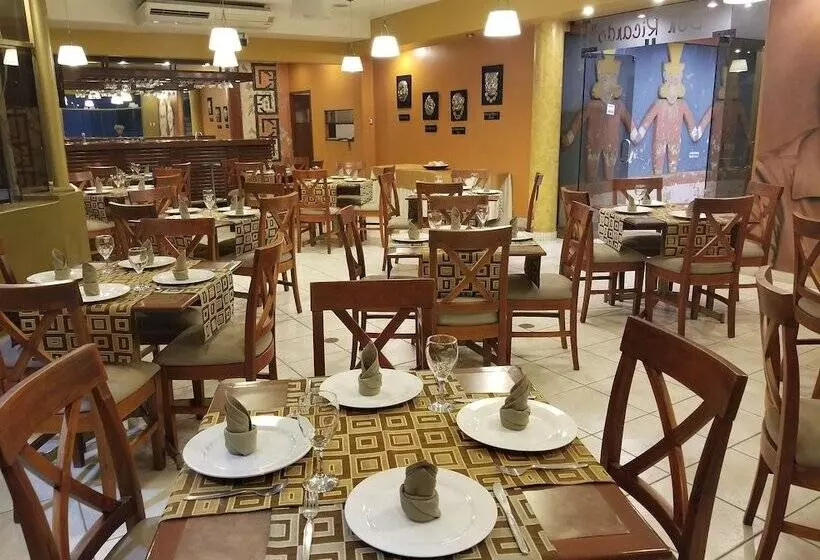 El Brujo Hotel   La Merced