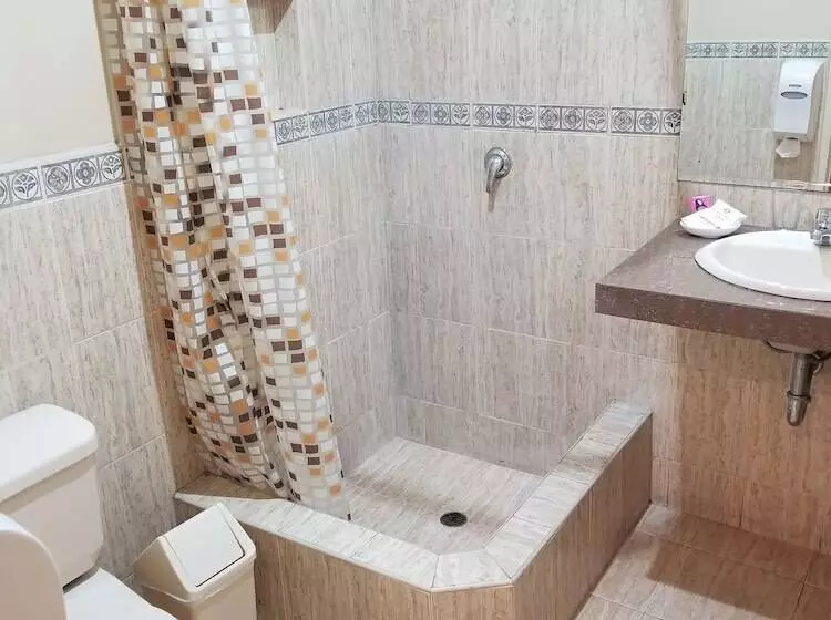 El Brujo Hotel   La Merced