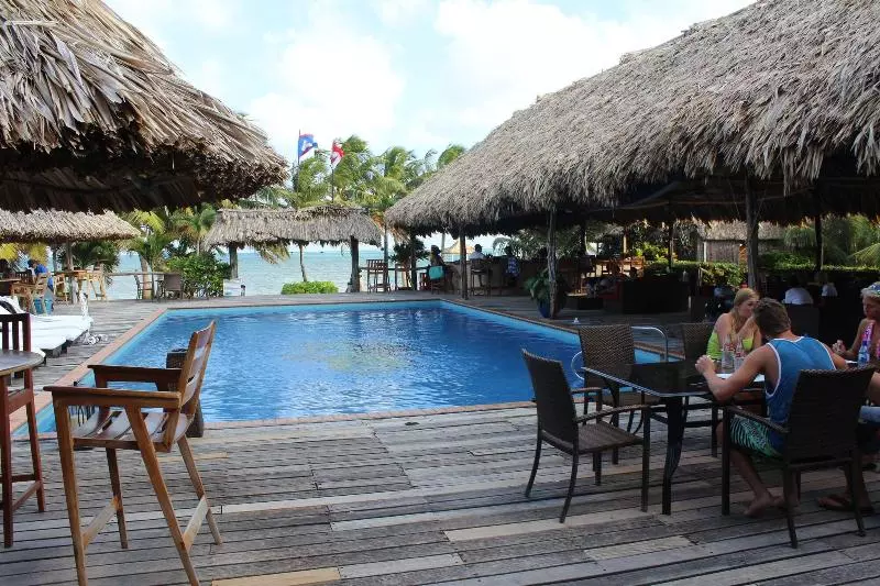 هتل Captain Morgan's Retreat