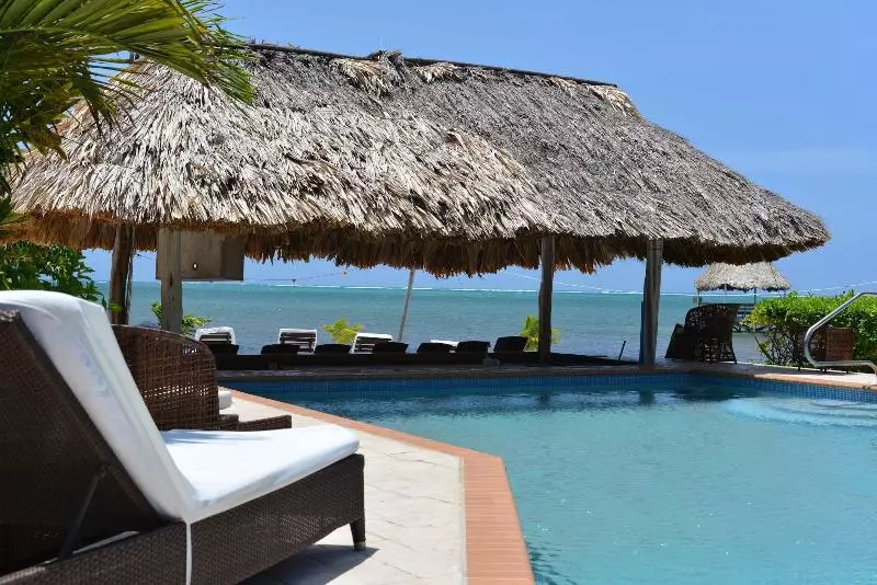 هتل Captain Morgan's Retreat