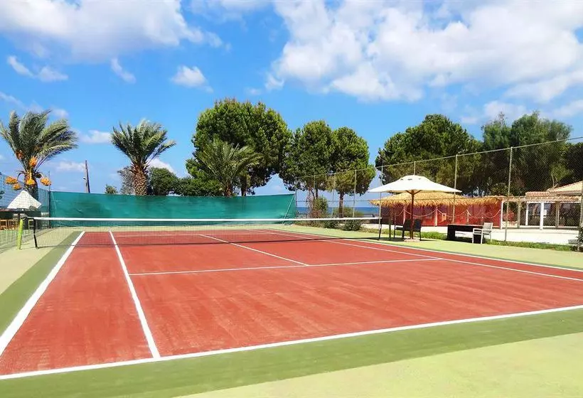 酒店 Latchi Family Resort