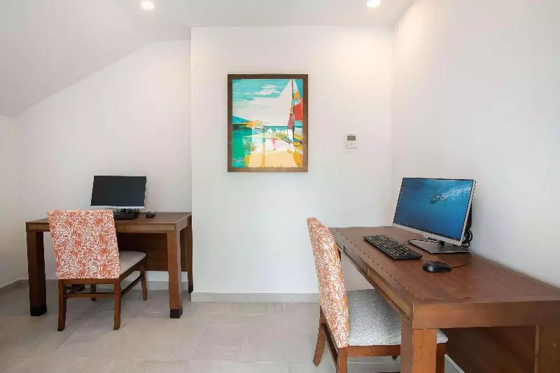 هتل Hilton Vacation Club Flamingo Beach St. Maarten