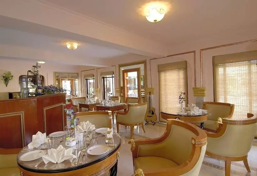 Hotel The Raj Palace