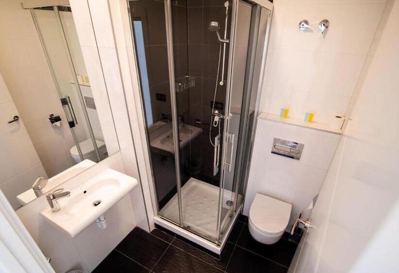 פנסיון Central Roomss