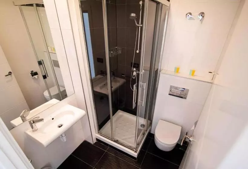 Majatalo Central Roomss