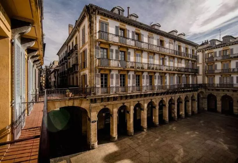 Majatalo Central Roomss