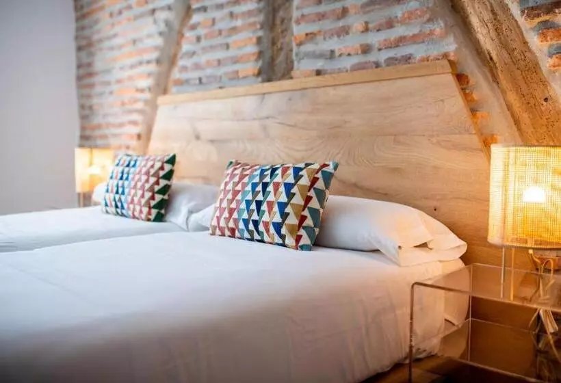 Majatalo Central Roomss