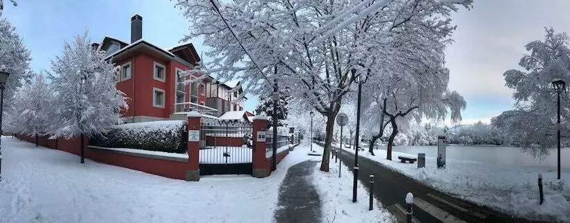 Apartamentos La Torreta Del Llac