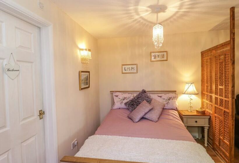 Relaxing Studio Sauna Luxe Bed Pet Friendly