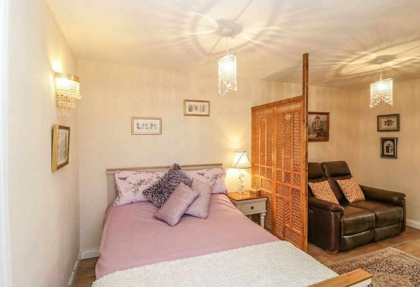 Relaxing Studio Sauna Luxe Bed Pet Friendly