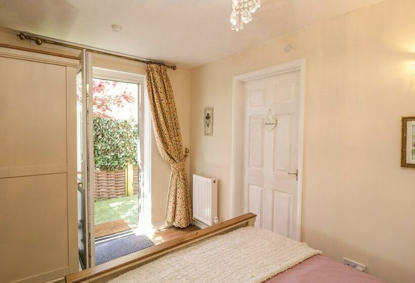 Relaxing Studio Sauna Luxe Bed Pet Friendly