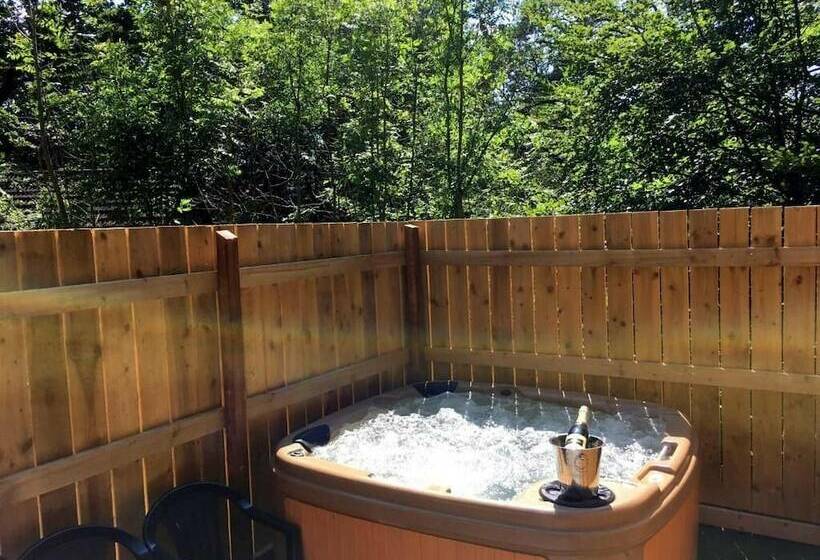 Hotel Prancing Hare Lodge Hot Tub