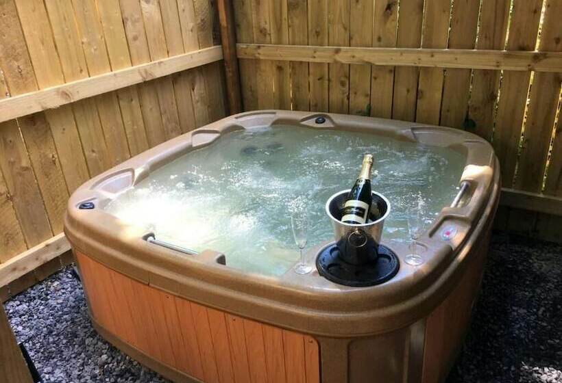Hotel Prancing Hare Lodge Hot Tub