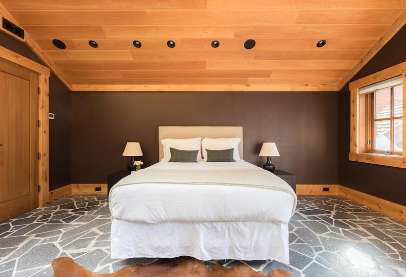 Hunter By Avantstay | Riverfront Cabin W/ Prvt Cottage | 10mins From Squaw