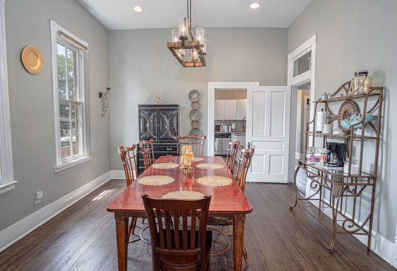 Restored Historic 2br/1.5ba House Near Downtown