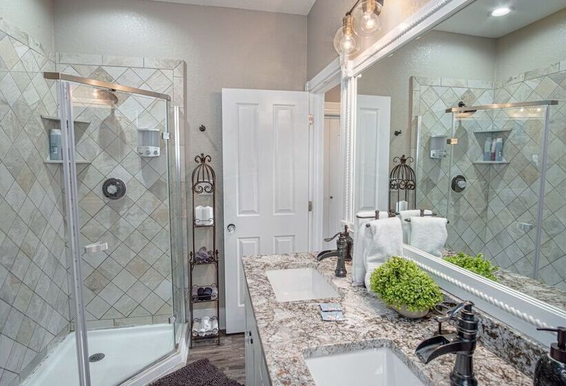 Restored Historic 2br/1.5ba House Near Downtown