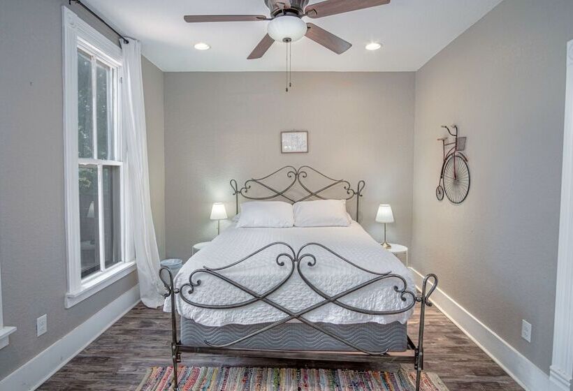 Restored Historic 2br/1.5ba House Near Downtown