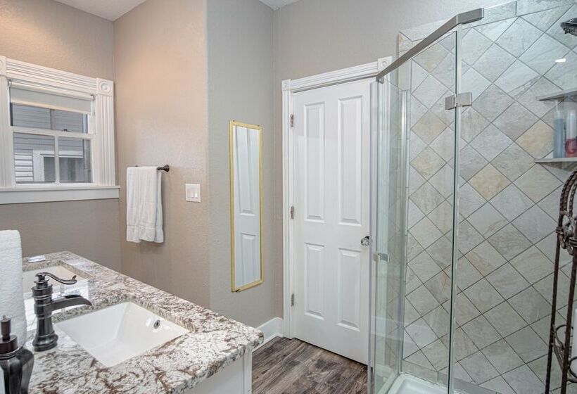 Restored Historic 2br/1.5ba House Near Downtown