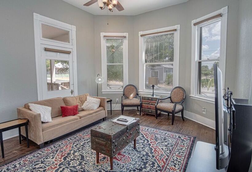 Restored Historic 2br/1.5ba House Near Downtown