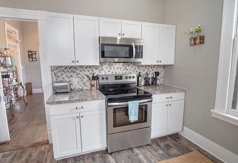 Restored Historic 2br/1.5ba House Near Downtown