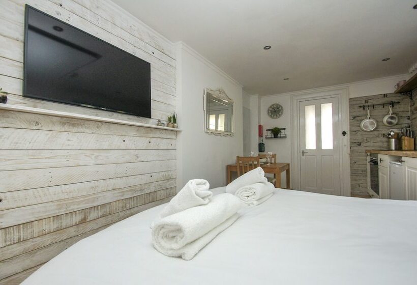 Brunswick Garden Studio Patio By Brighton Holiday Lets