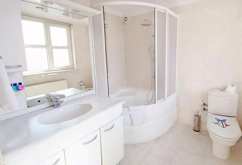 ホテル 2000 Anittepe