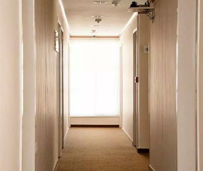 ホテル 2000 Anittepe