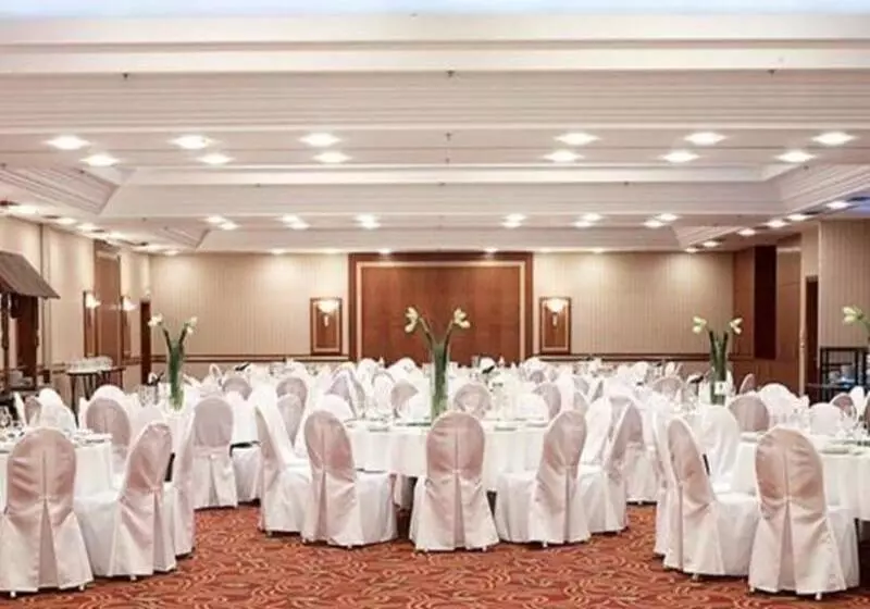 ホテル Courtyard By Marriott Warsaw Airport