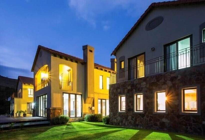 فندق Mount High Luxury Country Lodge