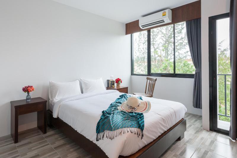 Отель The Sixteenth Surin Beach