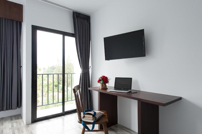 Отель The Sixteenth Surin Beach