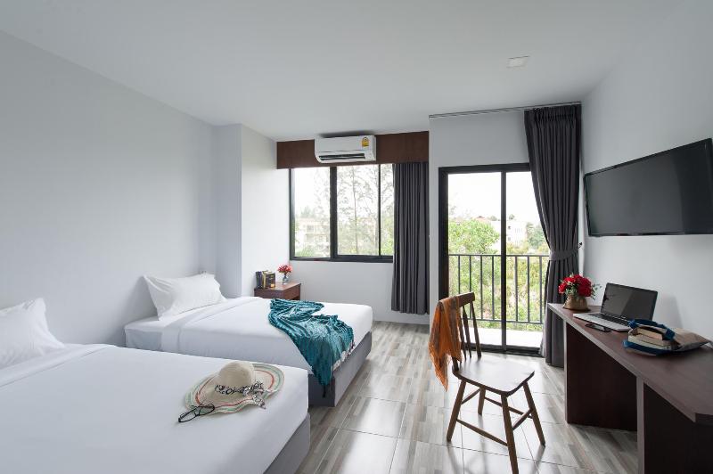 Отель The Sixteenth Surin Beach