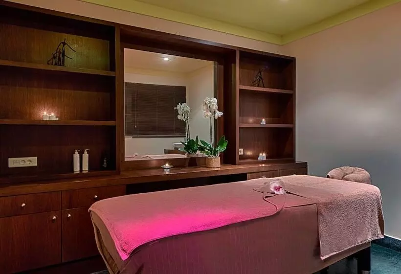 Louis Apostolata Island Resort