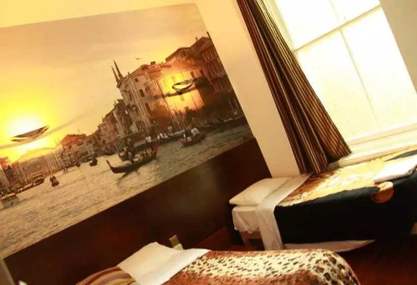 Exhibition Court Hotel 4