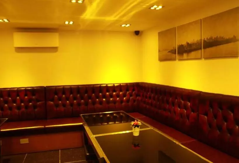 Exhibition Court Hotel 4