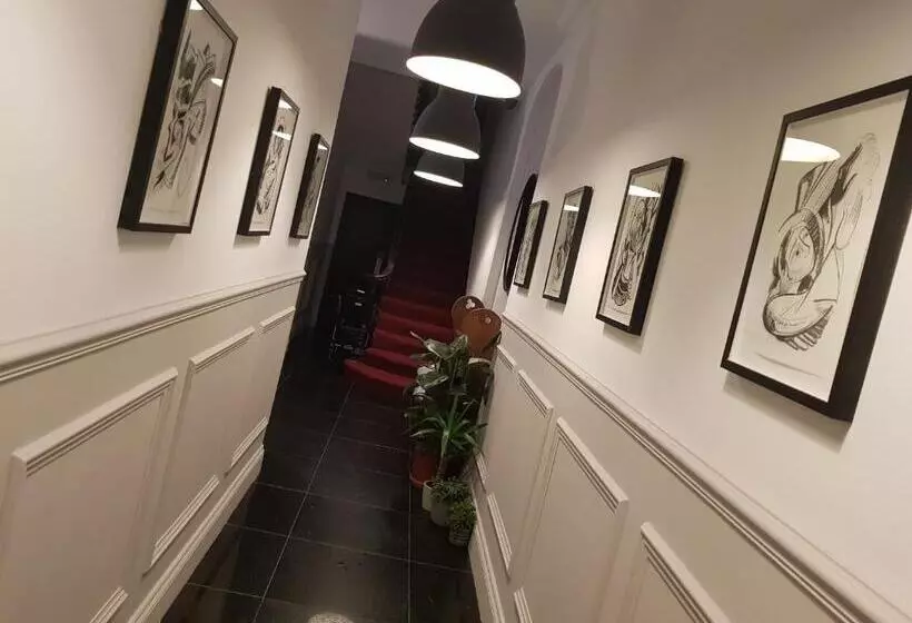 Exhibition Court Hotel 4