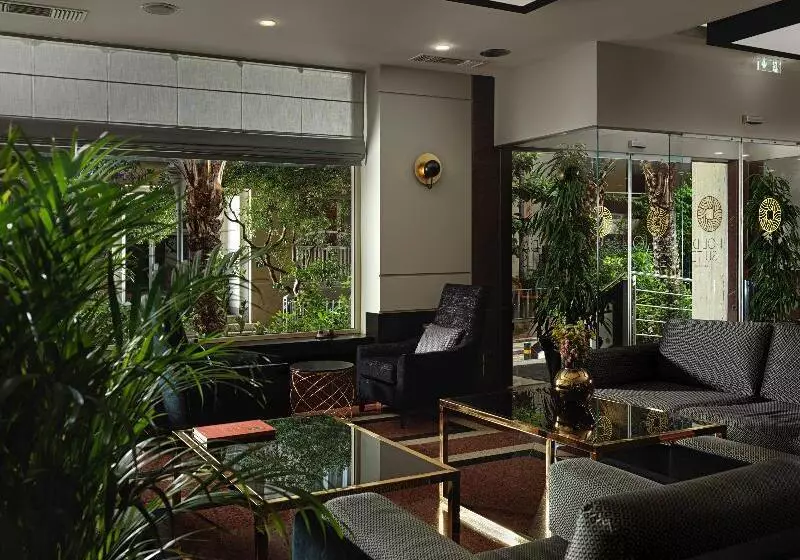 酒店 Holiday Suites