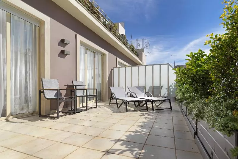 酒店 Holiday Suites