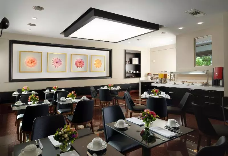 酒店 Holiday Suites