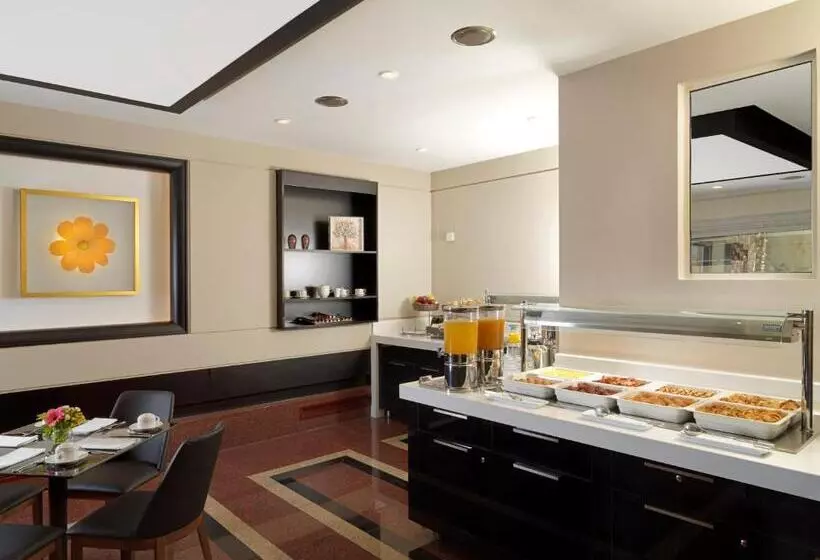 酒店 Holiday Suites