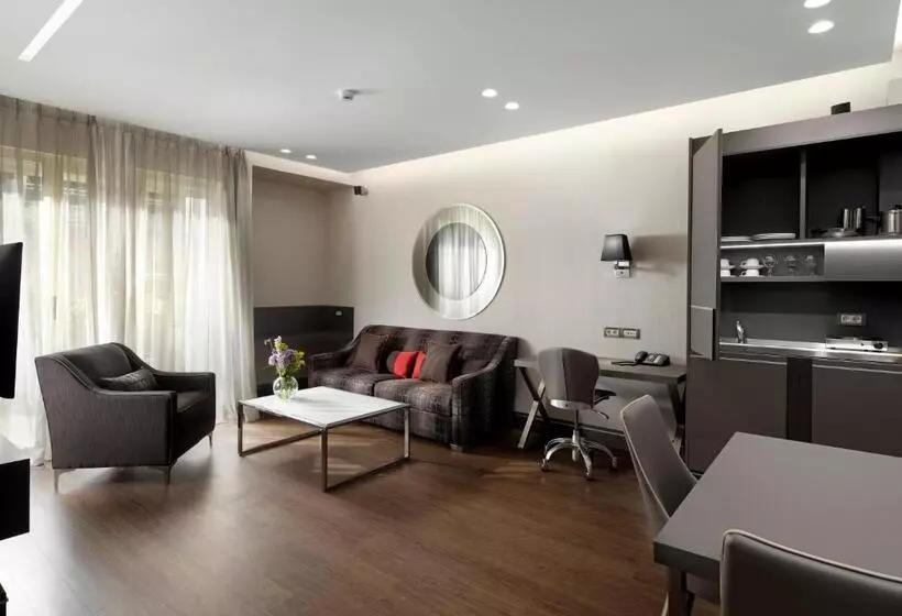 酒店 Holiday Suites