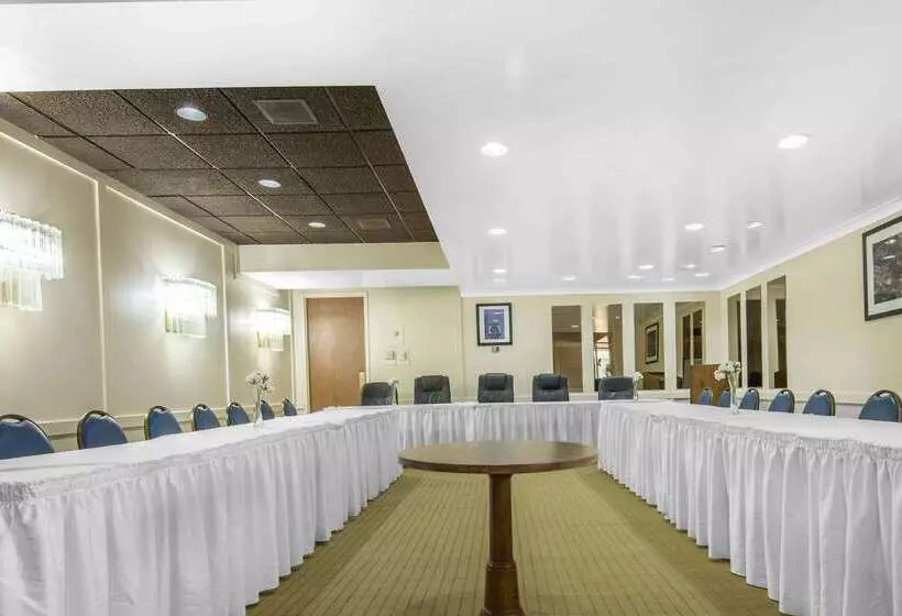 Отель Econo Lodge