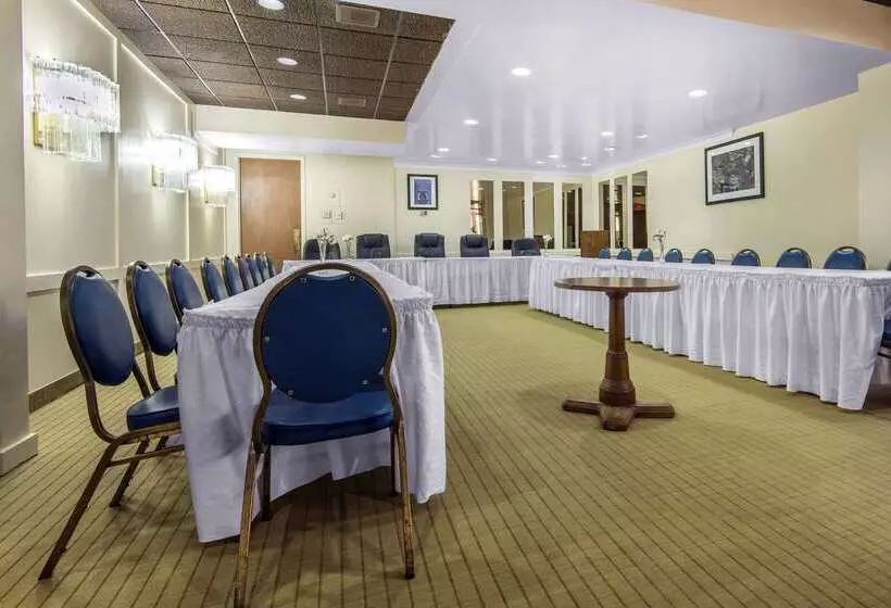 Отель Econo Lodge