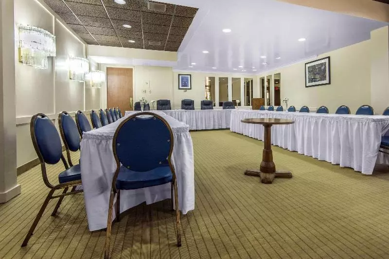 Отель Econo Lodge