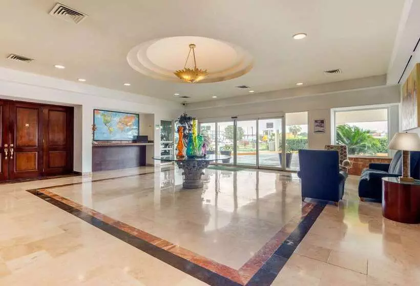 Отель Quality Inn Monterrey La Fe