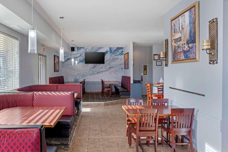 هتل Quality Inn & Suites Edmonton International Airport