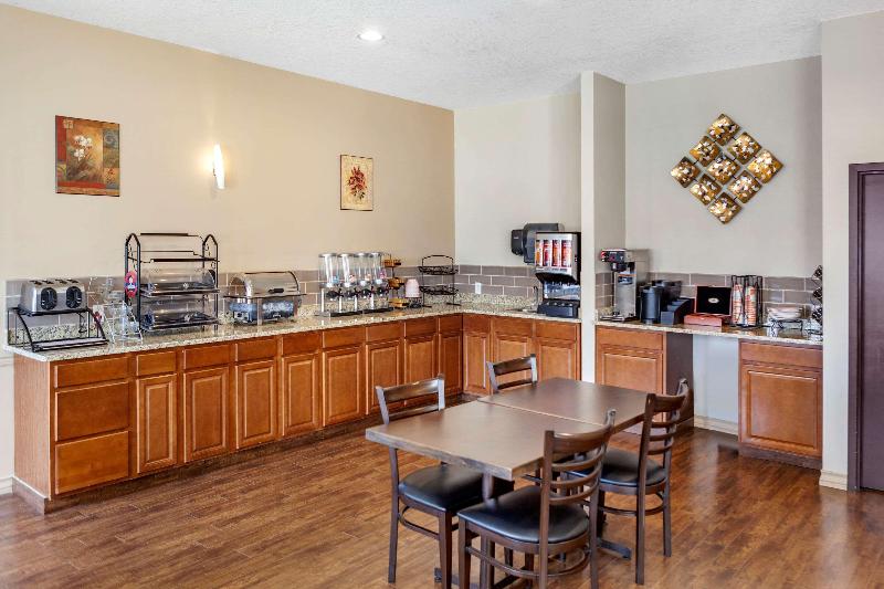 هتل Quality Inn & Suites Edmonton International Airport