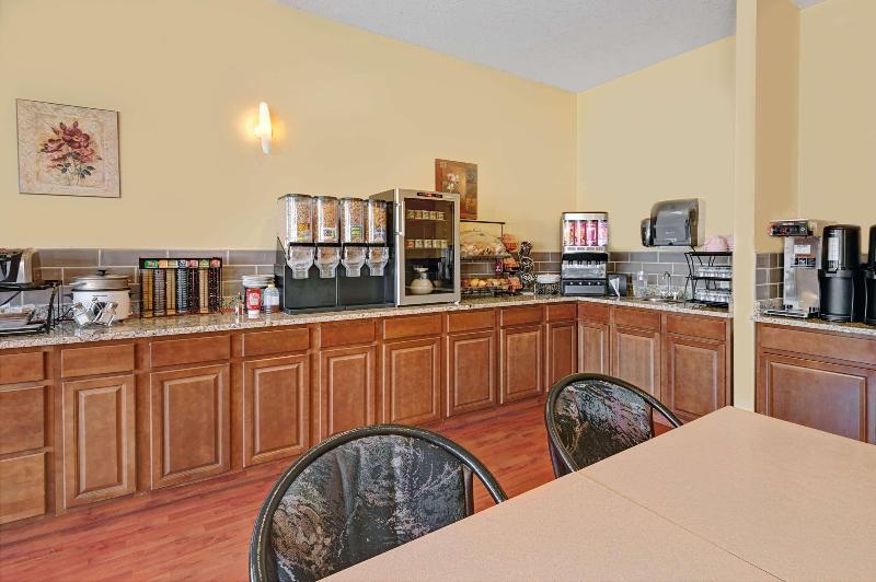 هتل Quality Inn & Suites Edmonton International Airport