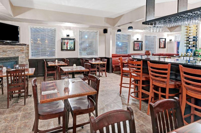 هتل Quality Inn & Suites Edmonton International Airport