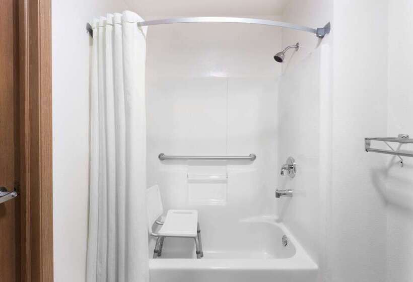 فندق Super 8 By Wyndham Yellowknife